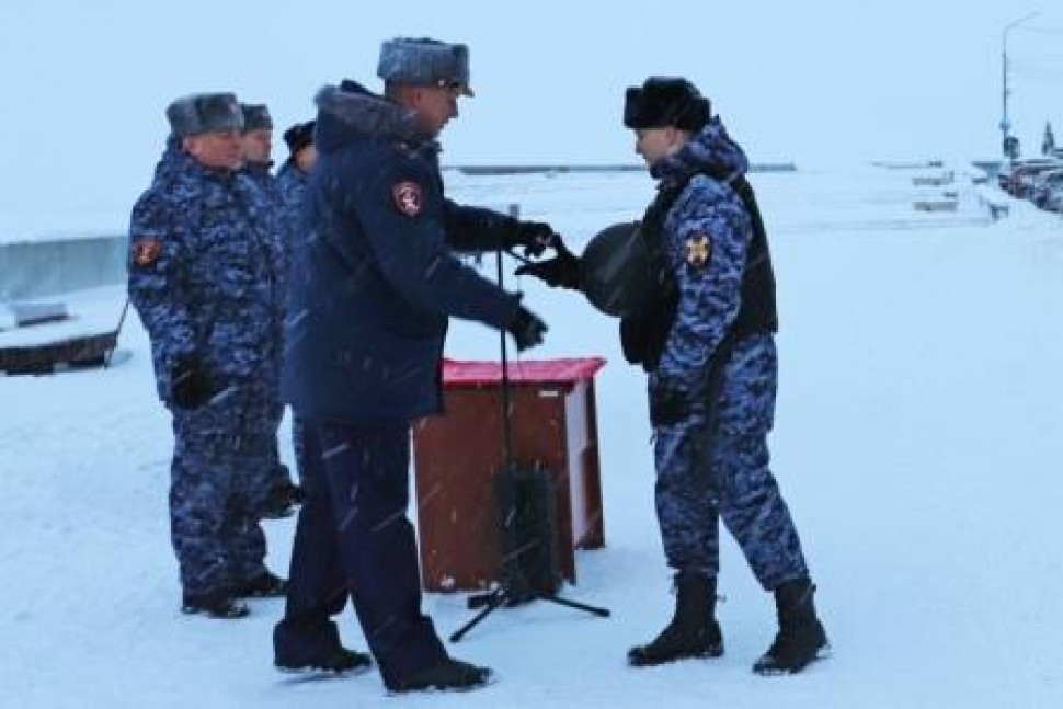Росгвардейцам вручили ключи от новых служебных автомобилей в Архангельске